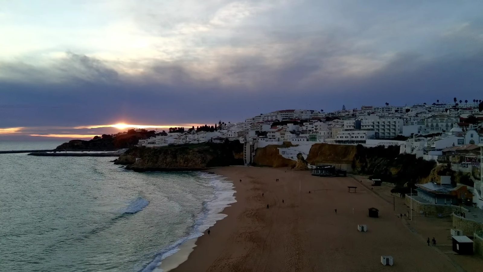 Vista aérea da baía de Albufeira ao fim do dia